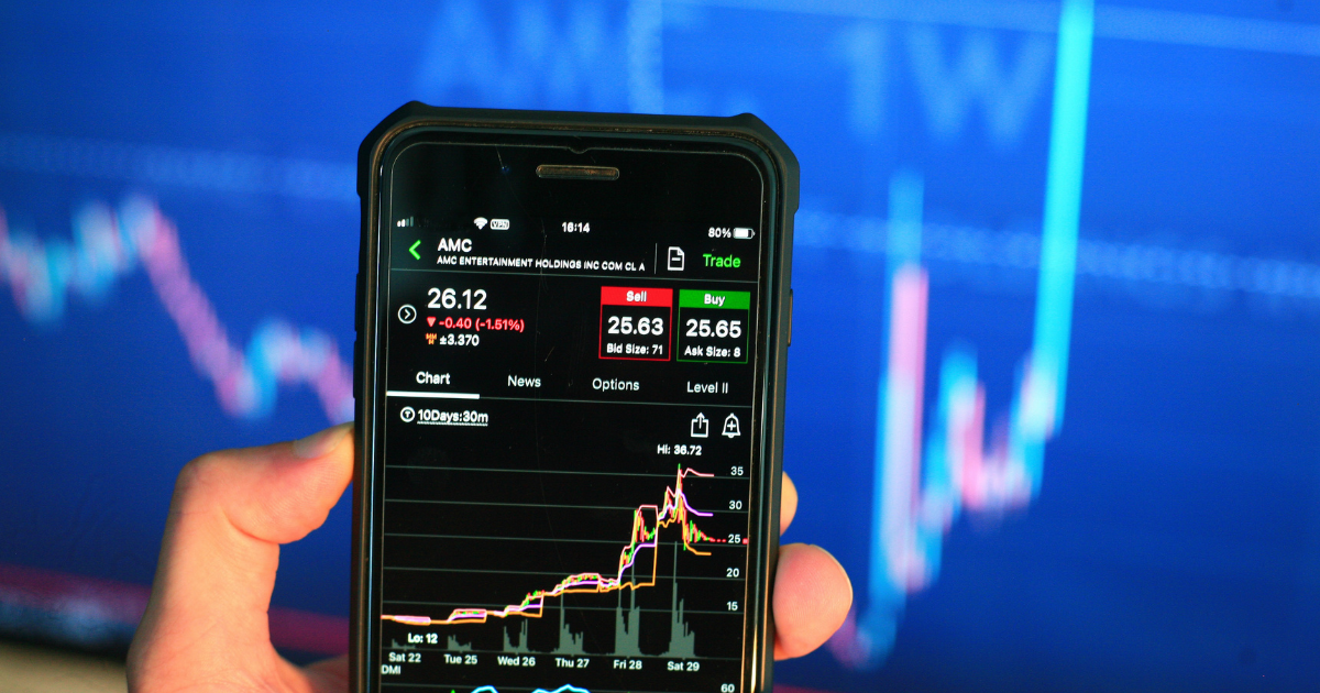 スマホに株式チャートが映っている画像